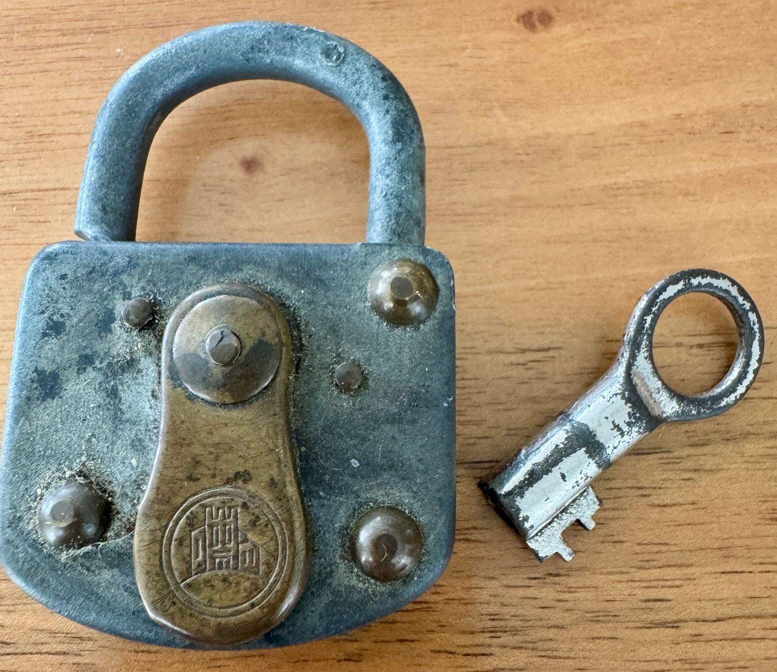 Lucchetti: Antikes Vorhängeschloss m. Schlüssel – Usato da Rothrist venduto da Luckywinner 3