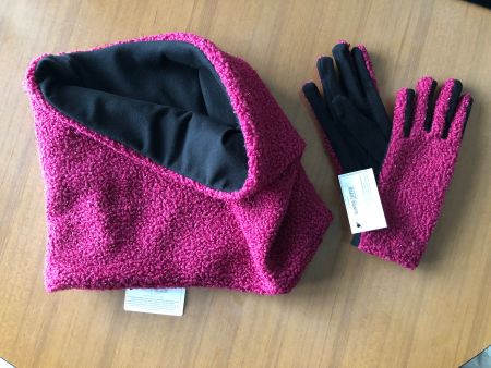 Vendo set guanti e sciarpa da donna.