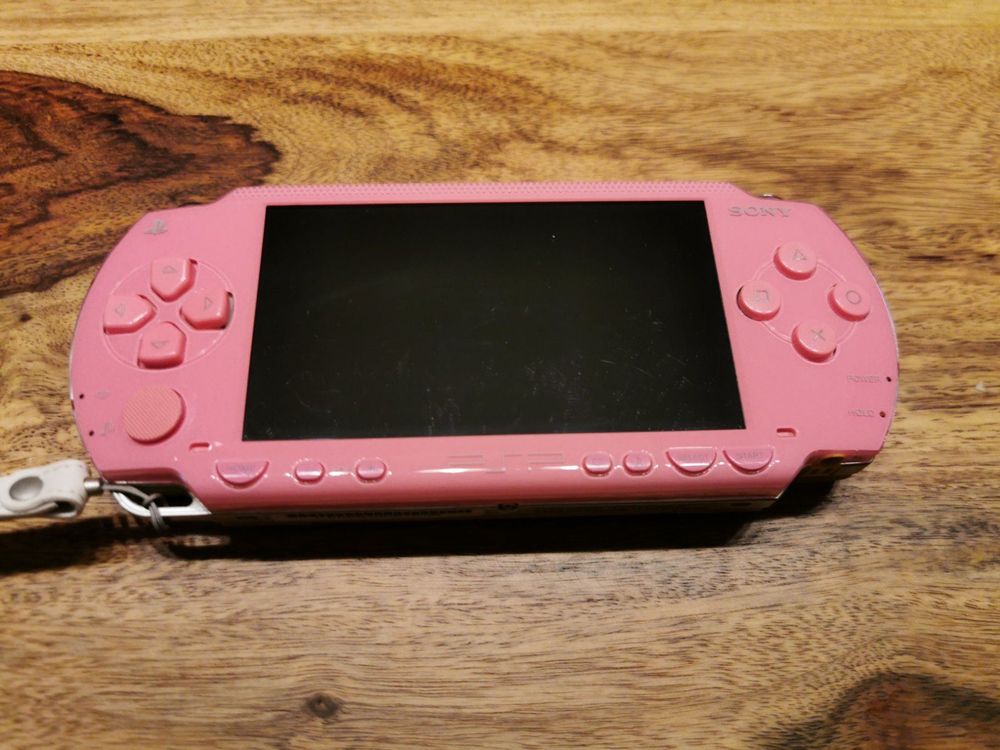 Sony PSP in Pink / Rosa + Zubehör (Gebraucht) in Uster für CHF 34 – mit ...