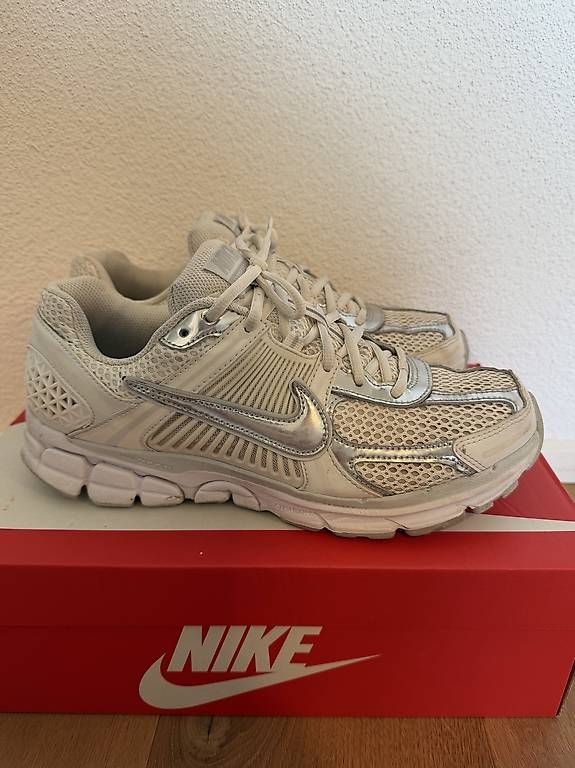 Scarpe da donna: NIKE ZOOM VOMERO 5 CHROM – Usato da Neftenbach venduto da Fashion_7