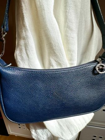 Longchamp sac baguette bleu nuit.