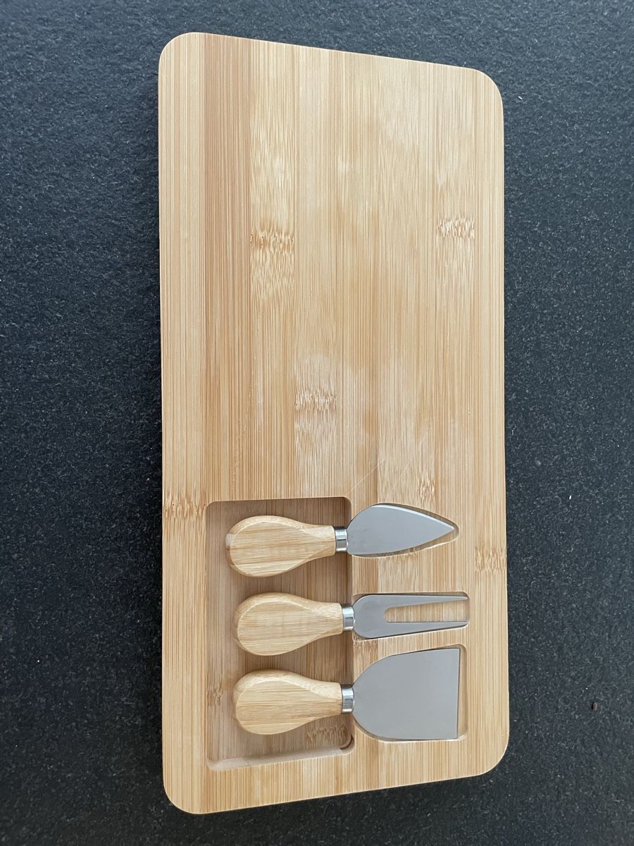 Plateaux: Käsebrett mit 3 Messern  neuwertig 36cm – Neuf (Voir description) à zürich par Michelbourquin