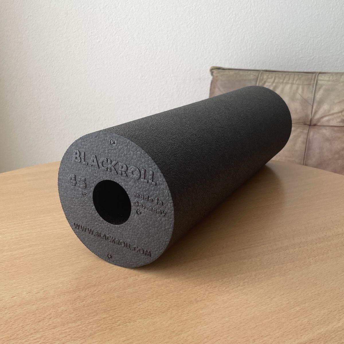 Blackroll Massagegeräte: Original Blackroll 45 cm Faszienrolle schwarz – Gebraucht aus Kriens von T0YDARIAN