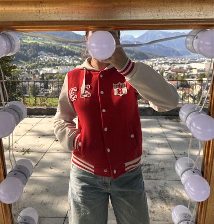 College Jacke rot weiss mit Kapuze 
