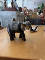 Dekofigur Elefant geschnitzt mit Metallapplikationen guter Z