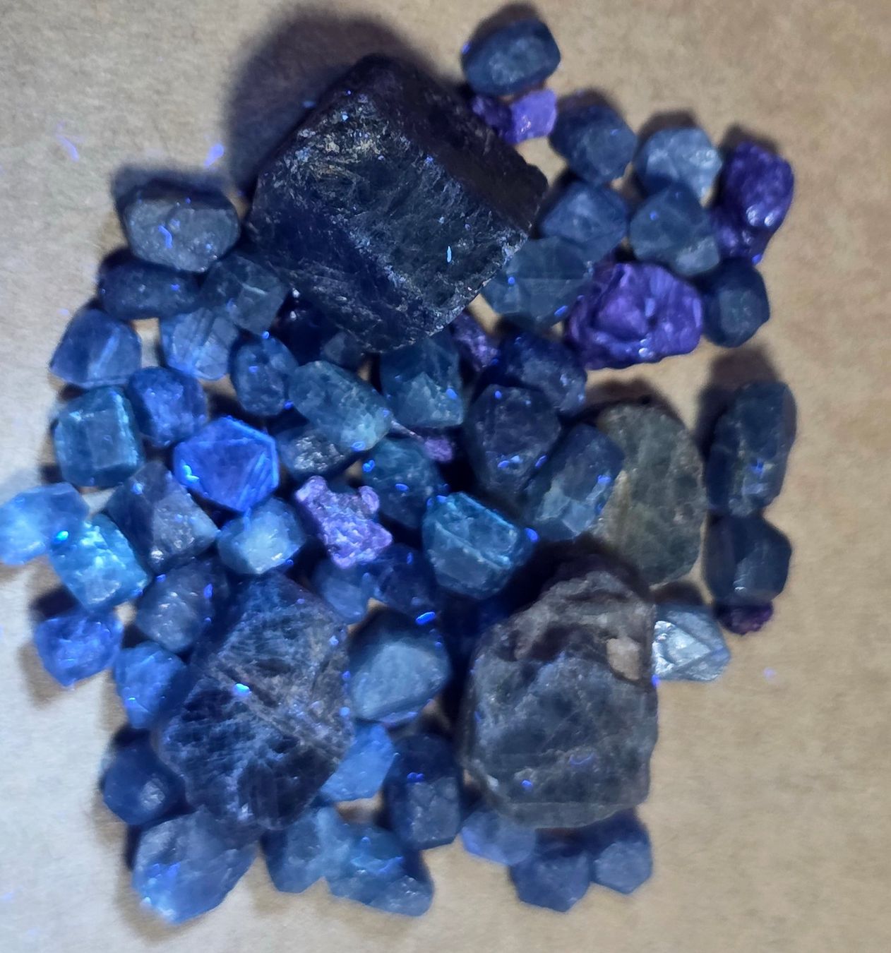Pietre preziose: 100,3 ct Saphirs bruts 63 pcs – Usato da Carouge GE venduto da Crystal_Energy 4
