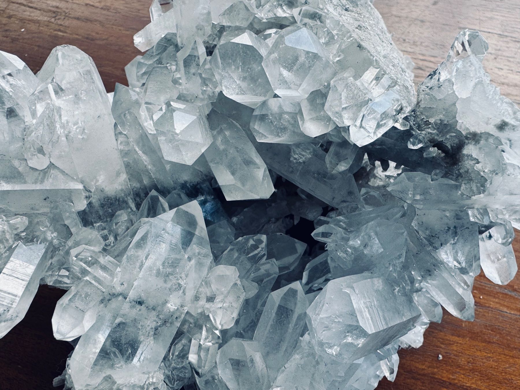 Minerali & Pietre curative: Bläuliche Quarz-Stufe aus Mathon, Schweiz – Nuovo e nell'imballaggio originale da Seeberg venduto da Mono1 3