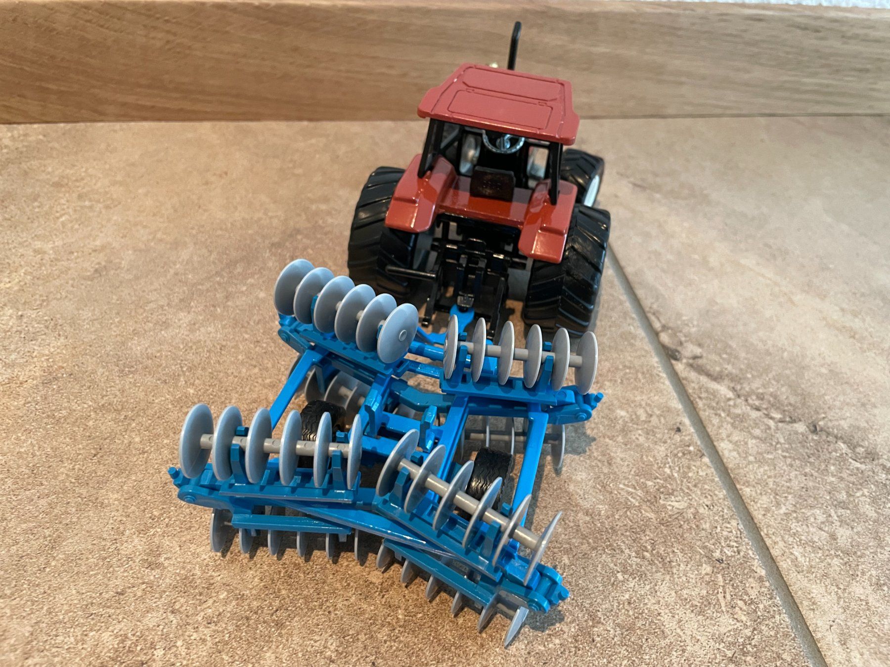 New Holland Trattori: SIKU New Holland L75 mit Scheibenegge – Nuovo e nell'imballaggio originale da Kreuzlingen venduto da Stefan1150 4
