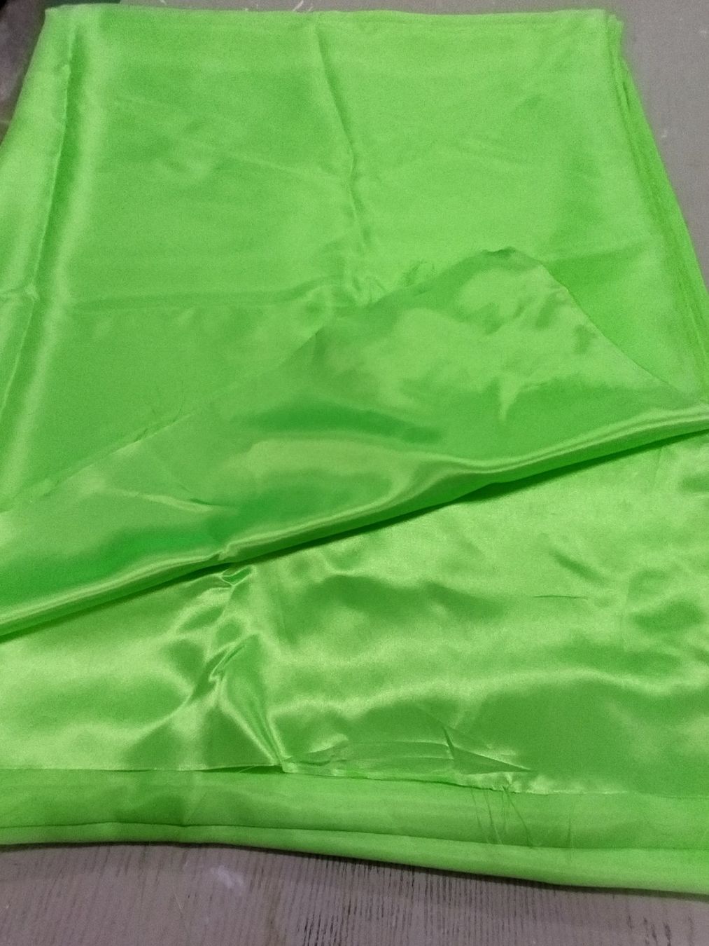 Tessuti: STOFFRESTEN SATIN hellgrün – Nuovo (secondo la descrizione) da Oberwil BL venduto da Fgquerschleeger 4