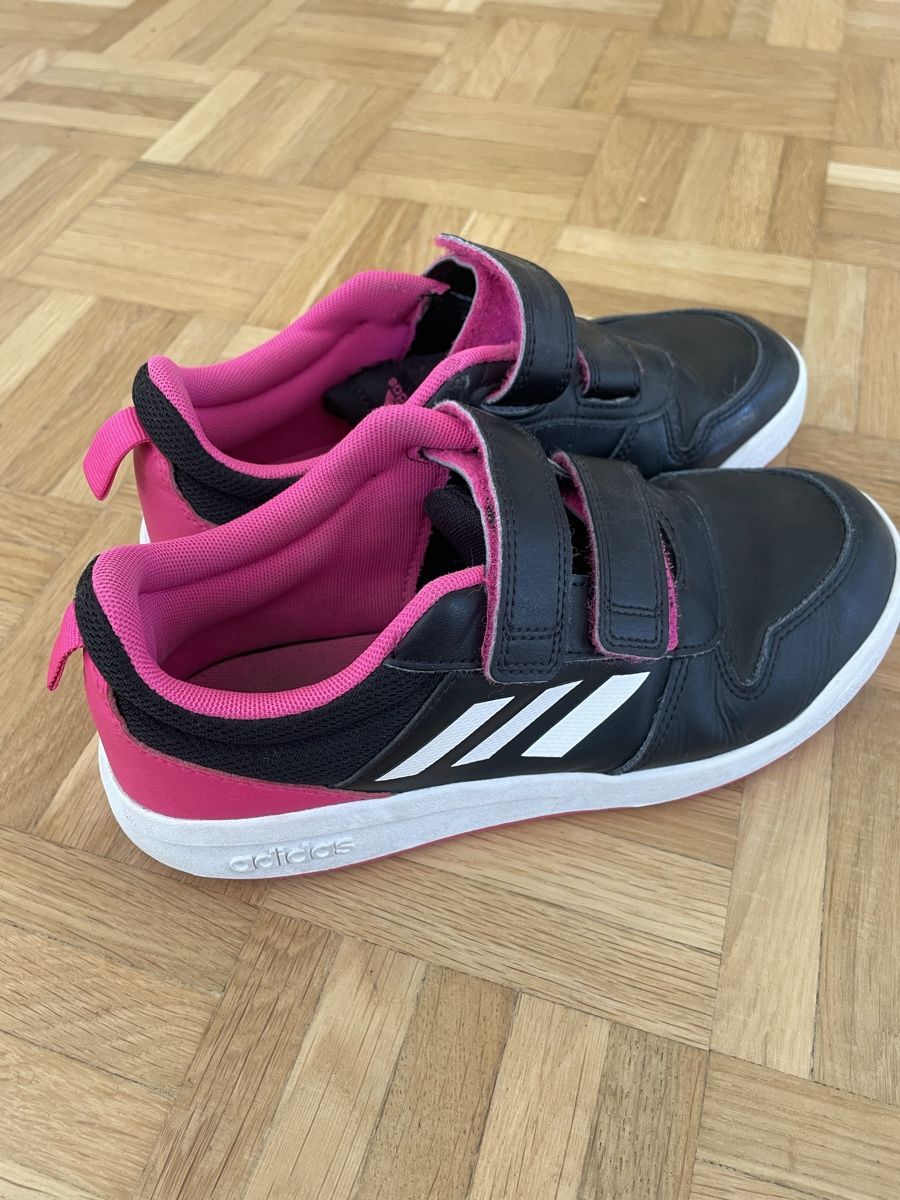 Schuhe für Mädchen: Hallenschuhe Adidas Kinder – Gebraucht aus Pontresina von fla_lx66 2