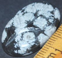 Cabochon L-1385 – Schneeflocken Obsidian mit Blume – 26x17mm