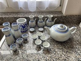 Chinesisches Porzellan-Geschirrset mit blauem Drachenmuster