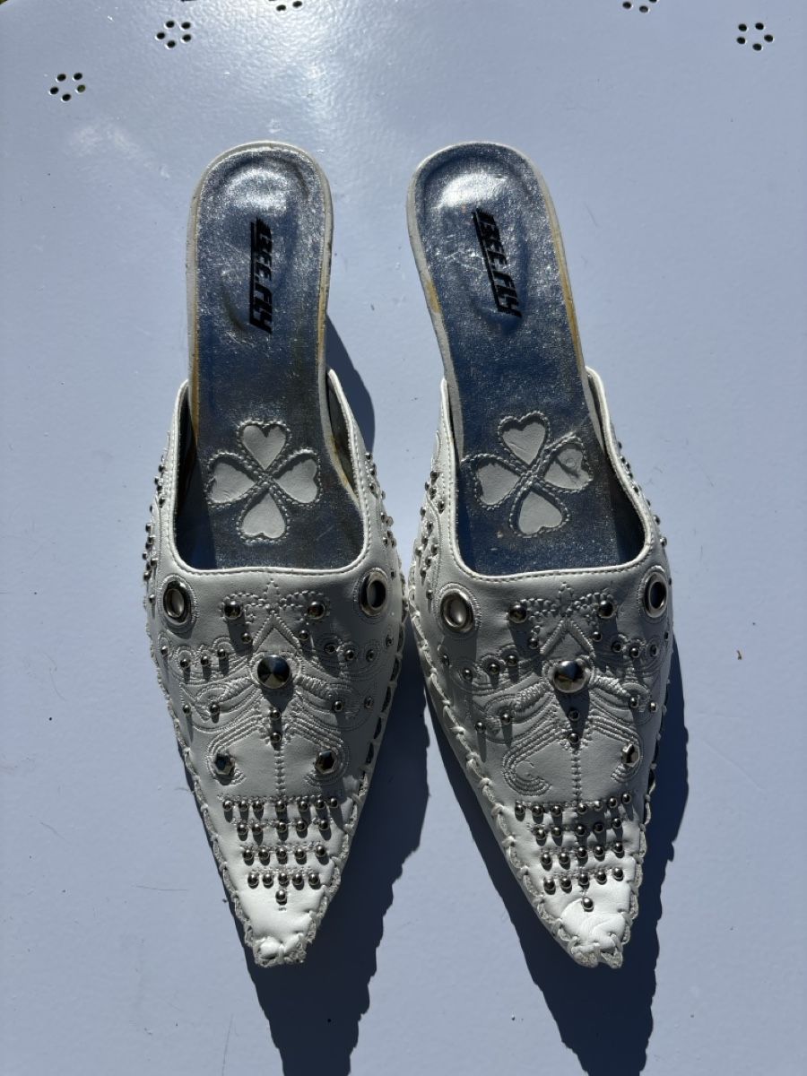 Scarpe da donna: Mules Bee Fly blanches avec clous pointure 38  – Usato da Bionnens venduto da raq_yx29