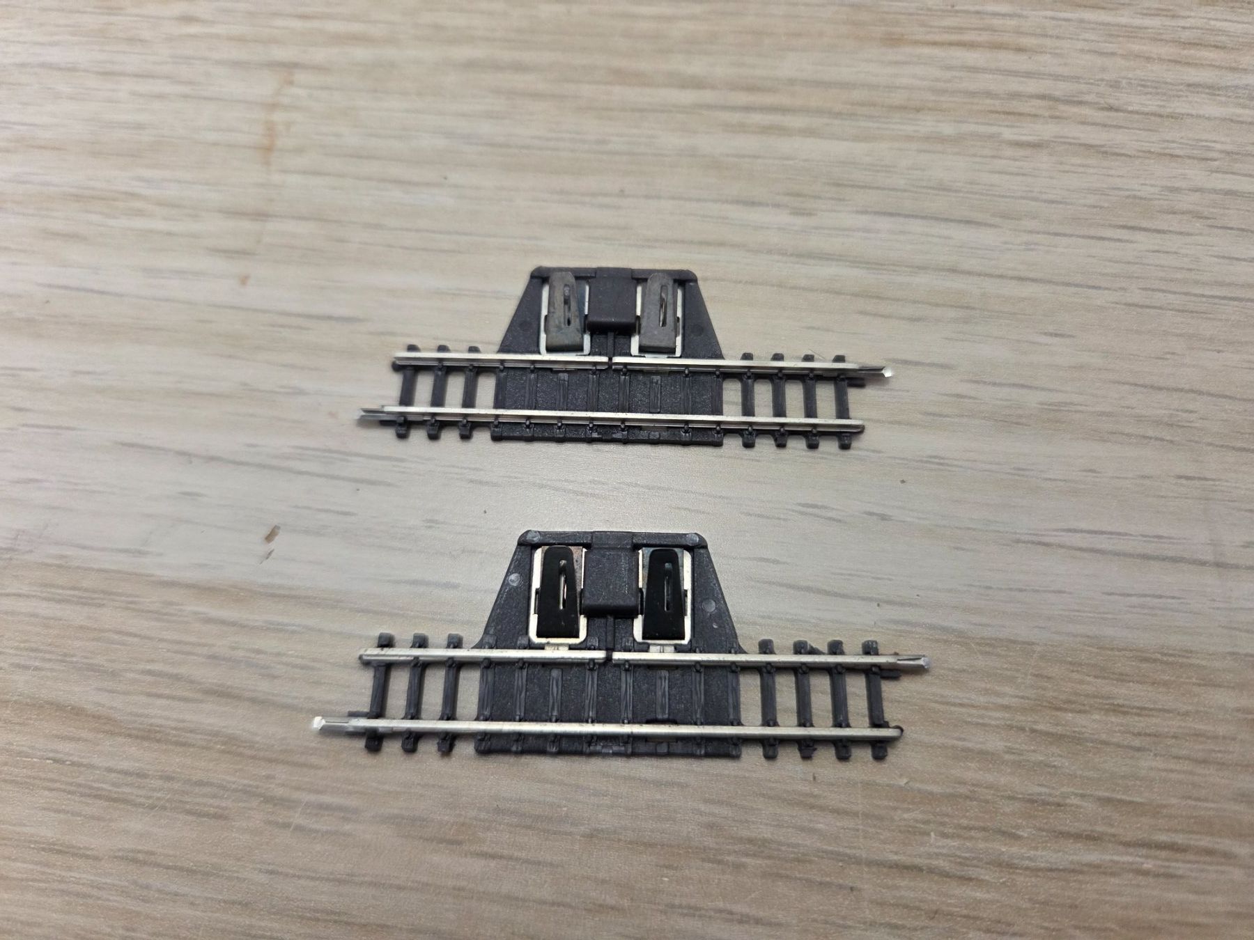 Märklin Modellini di ferrovie: Märklin 2 x 8588 Schaltgleis Z – Usato da St-Aubin-Sauges venduto da Lo_Go