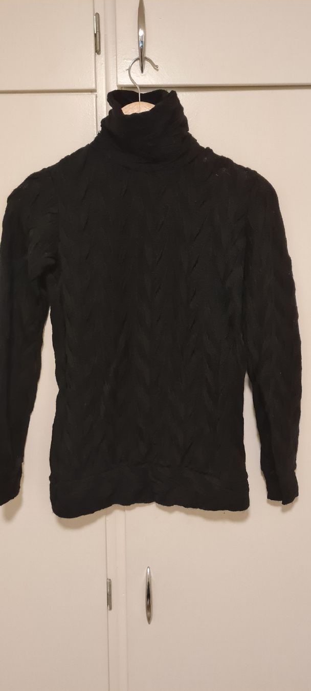 Maglioni & Felpe: Damen Rollkragenpullover schwarz strukturiert Grösse S – Usato da Kloten venduto da waterdude69