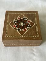 Holzkästchen/Schmuckkästchen mit Intarsien und Samt 