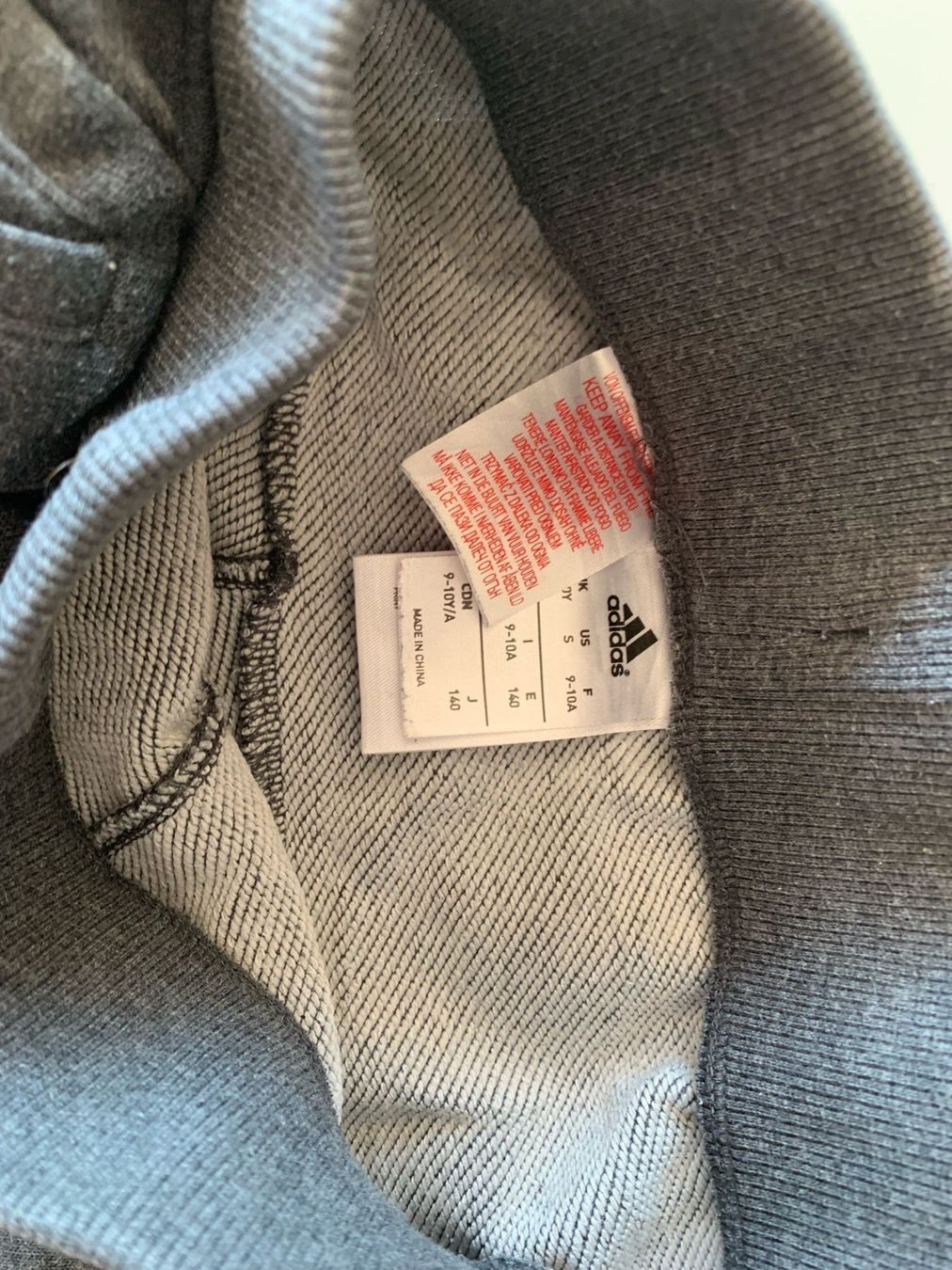 Adidas Pantaloni: ADIDAS Trainerhose 3/4tel Gr. 140 – Usato da Meiringen venduto da Jackwashere 3