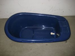 Dunkelblaue Babybadewanne mit Ablauf