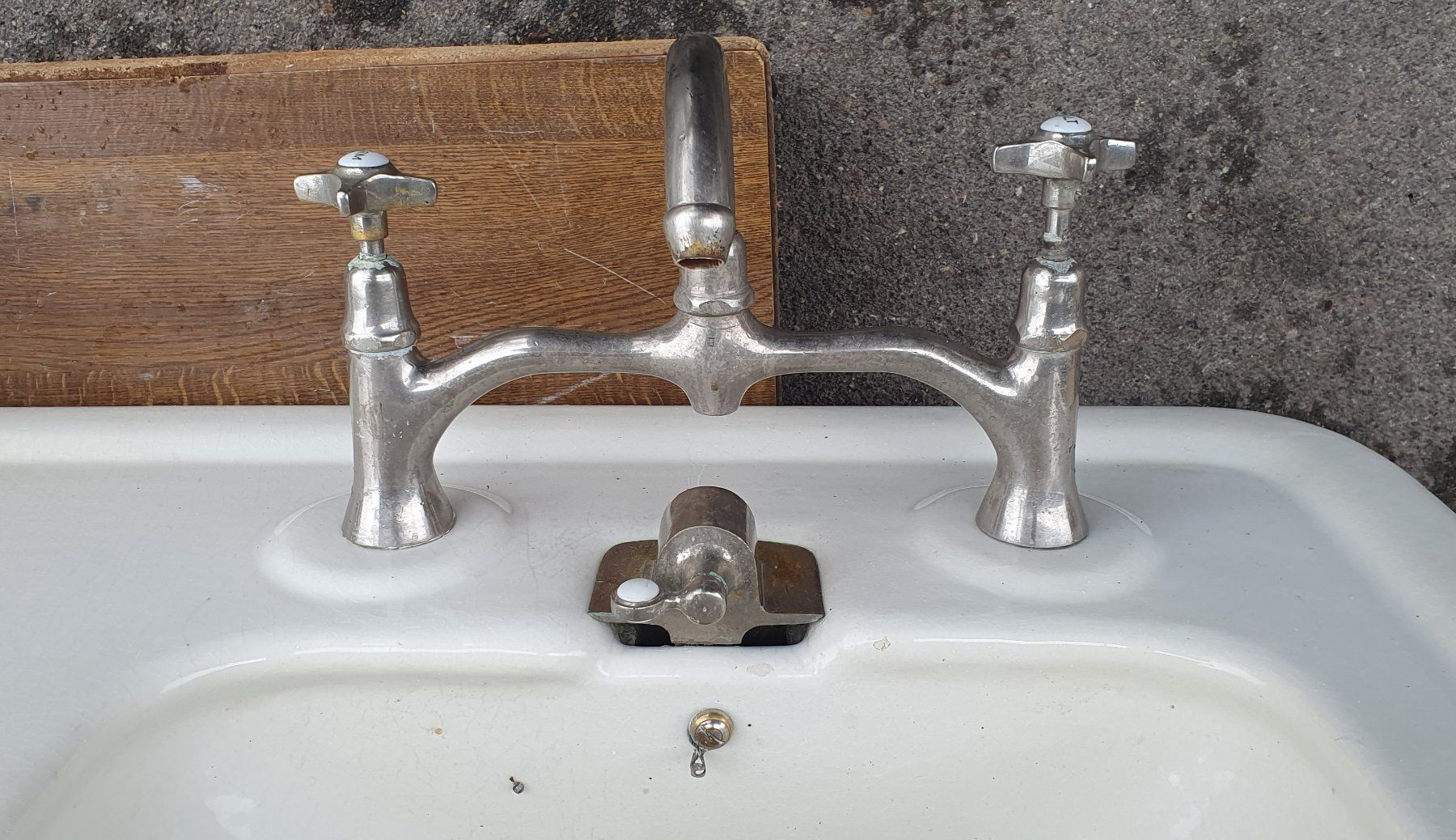 Tavoli: Doppelwaschtisch - antik; mit 2 Chromfüssen – Usato da Winterthur venduto da BauTeilLaden2000 2