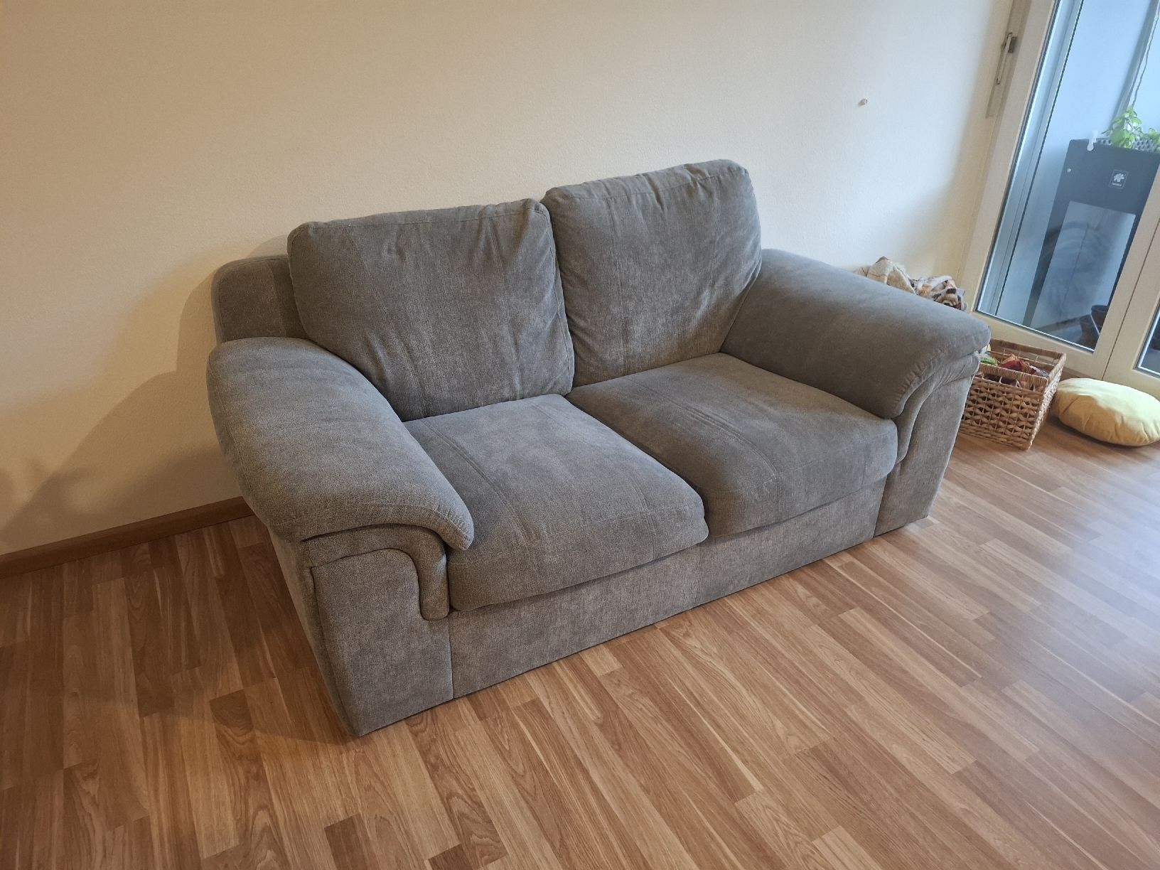 Sofas: 2er Sofa Hellgrau – Gebraucht aus Uzwil von Timzanetti