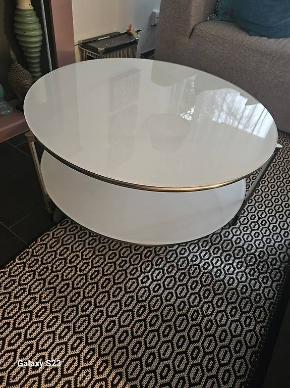 Tavoli: IKEA Couchtisch auf Rollen – Usato da Wallisellen venduto da BeautyBee