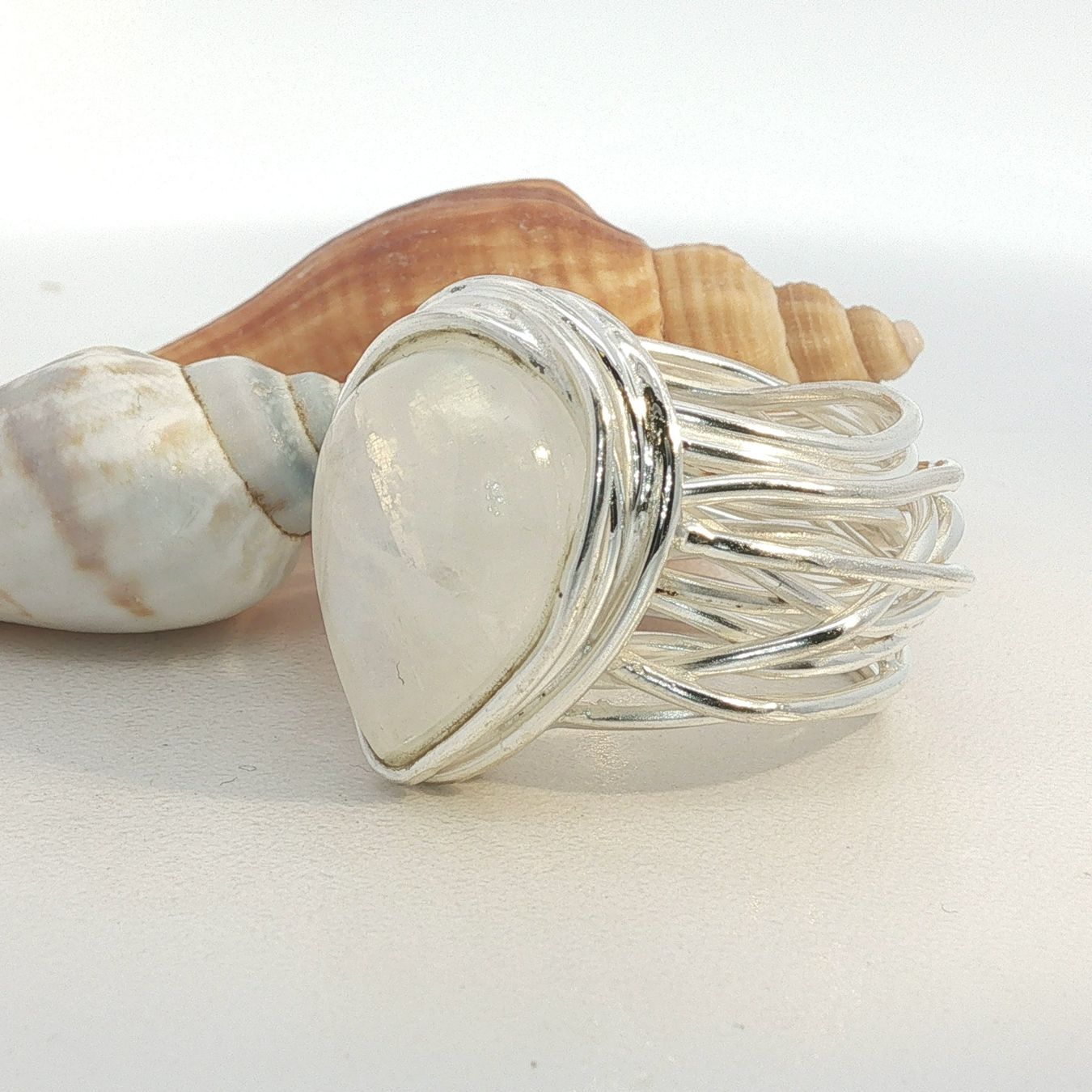 Olga Ribler Anelli: Statement Ornament Ring mit Regenbogen-Mondstein Gr 59 – Nuovo (secondo la descrizione) da Luzern venduto da Schmuckoutlet 5