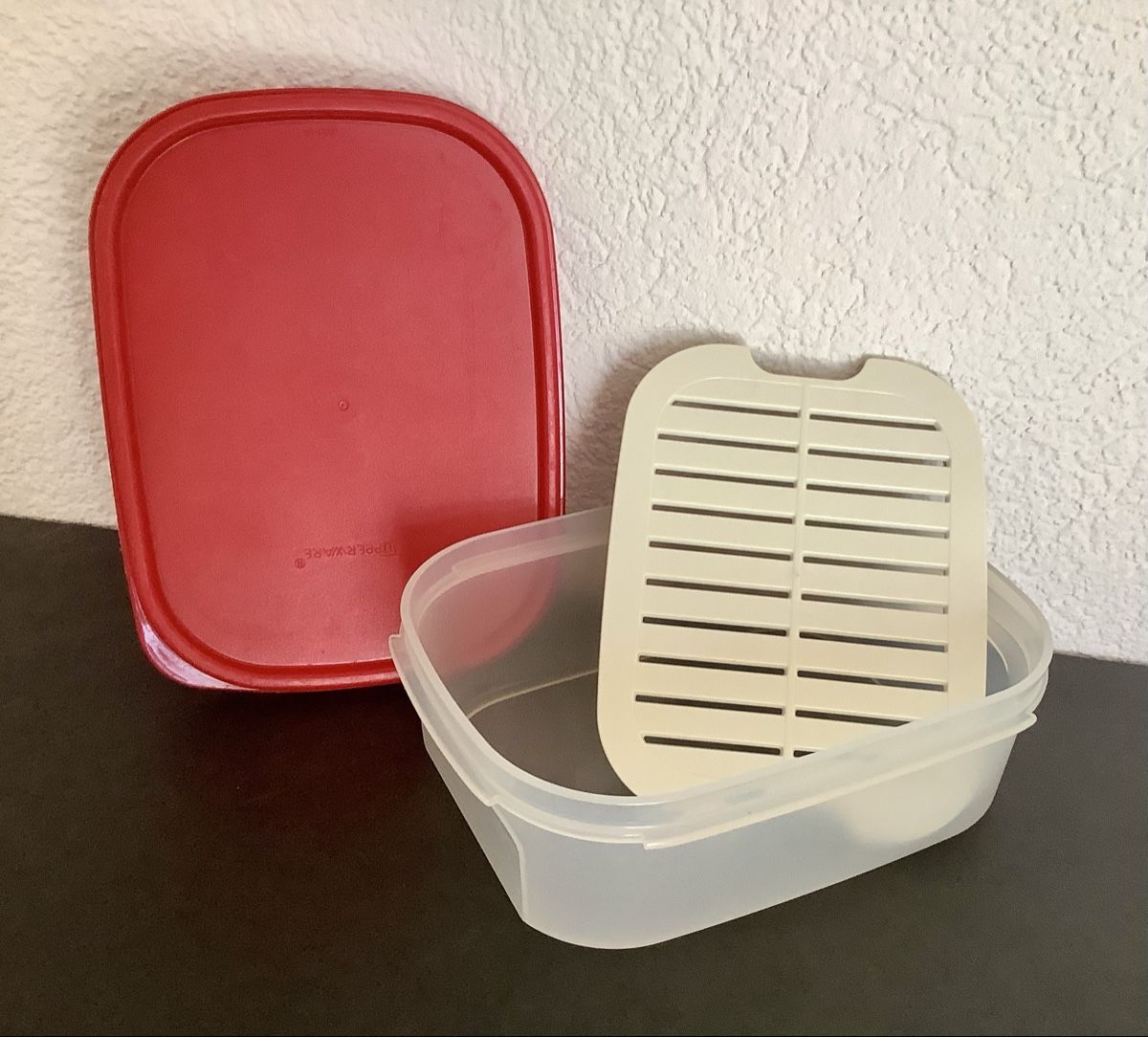Tupperware Recipients et similaires: Vorratsbehälter Tupperware 860 ml mit Siebeinsatz und Deckel – D'occasion à Züberwangen par benjause