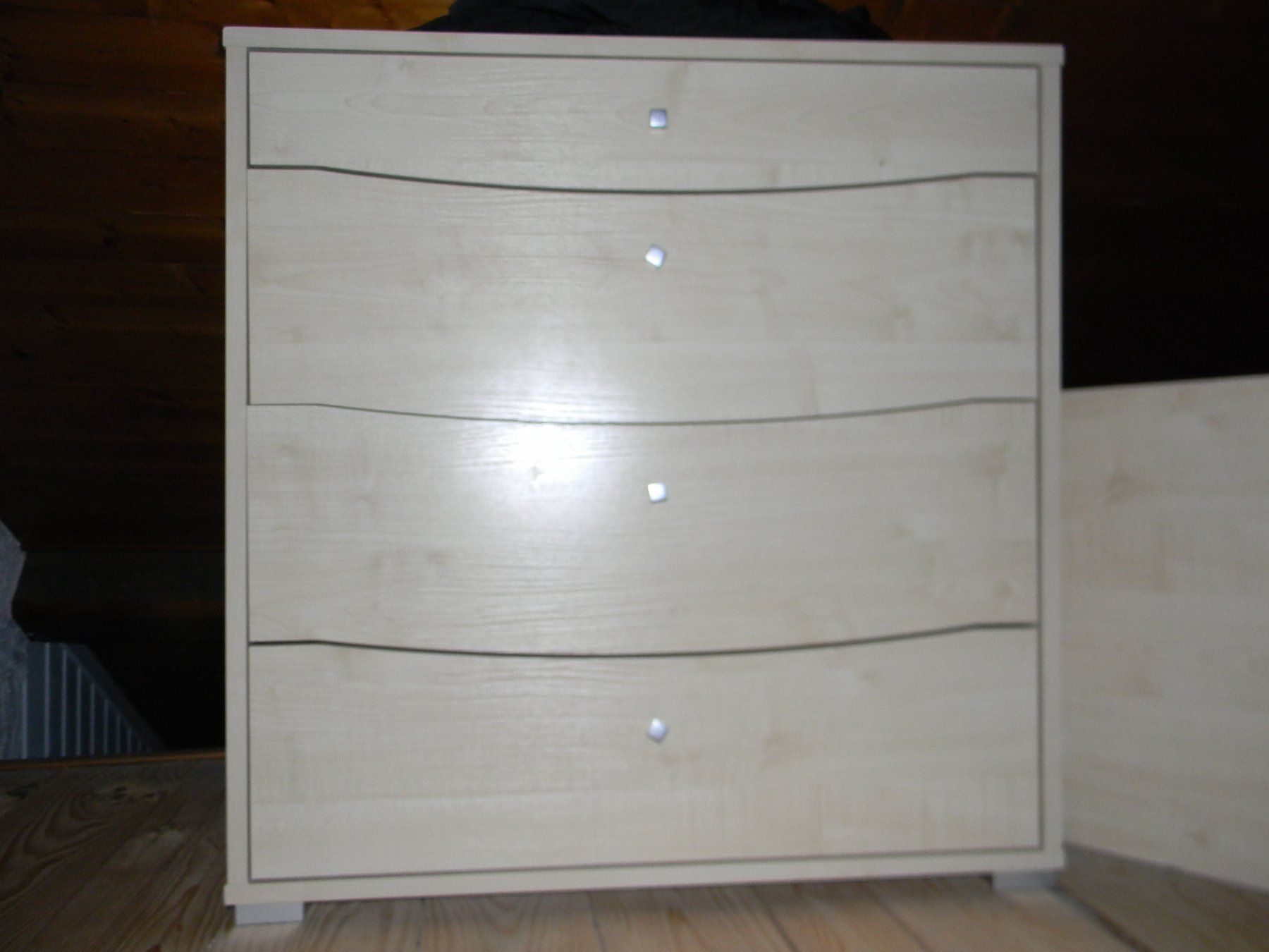 Conforama Cassettiere: 2 commodes en bois clair, 4 tiroirs chacune – Nuovo (secondo la descrizione) da Bournens venduto da monique048
