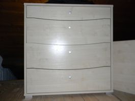 2 commodes en bois clair, 4 tiroirs chacune