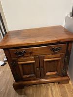 Rustikaler Holz Nachttisch/Beistelltisch - Vintage