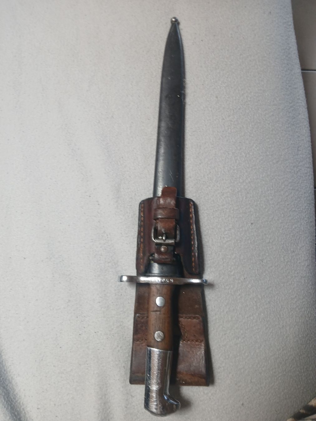 Schweizer Armee Armi bianche: Baïonnette avec fourreau en cuir – Usato da Corcelles-Payerne venduto da evalyne