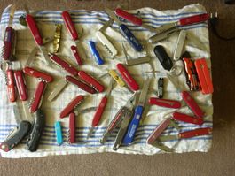 ca. 40 Taschenmesser und 3 Dolche