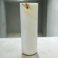 Splendide vase cylindrique en marbre de Carrare blanc veiné