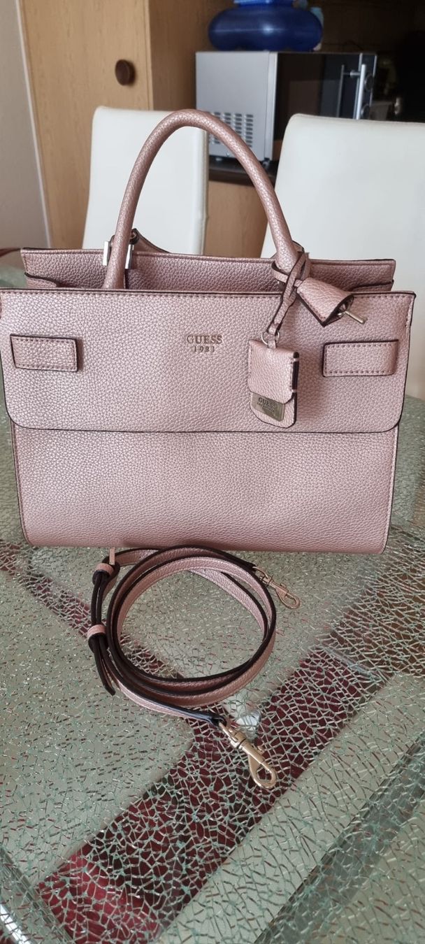 Guess Sacs femmes: Guess Handtasche – Neuf avec emballage d'origine à Luzern par Reni025