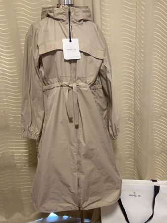 Leichter Mantel von Moncler in Größe 3.
