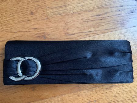 Abendtasche Clutch schwarz mit Metallringen