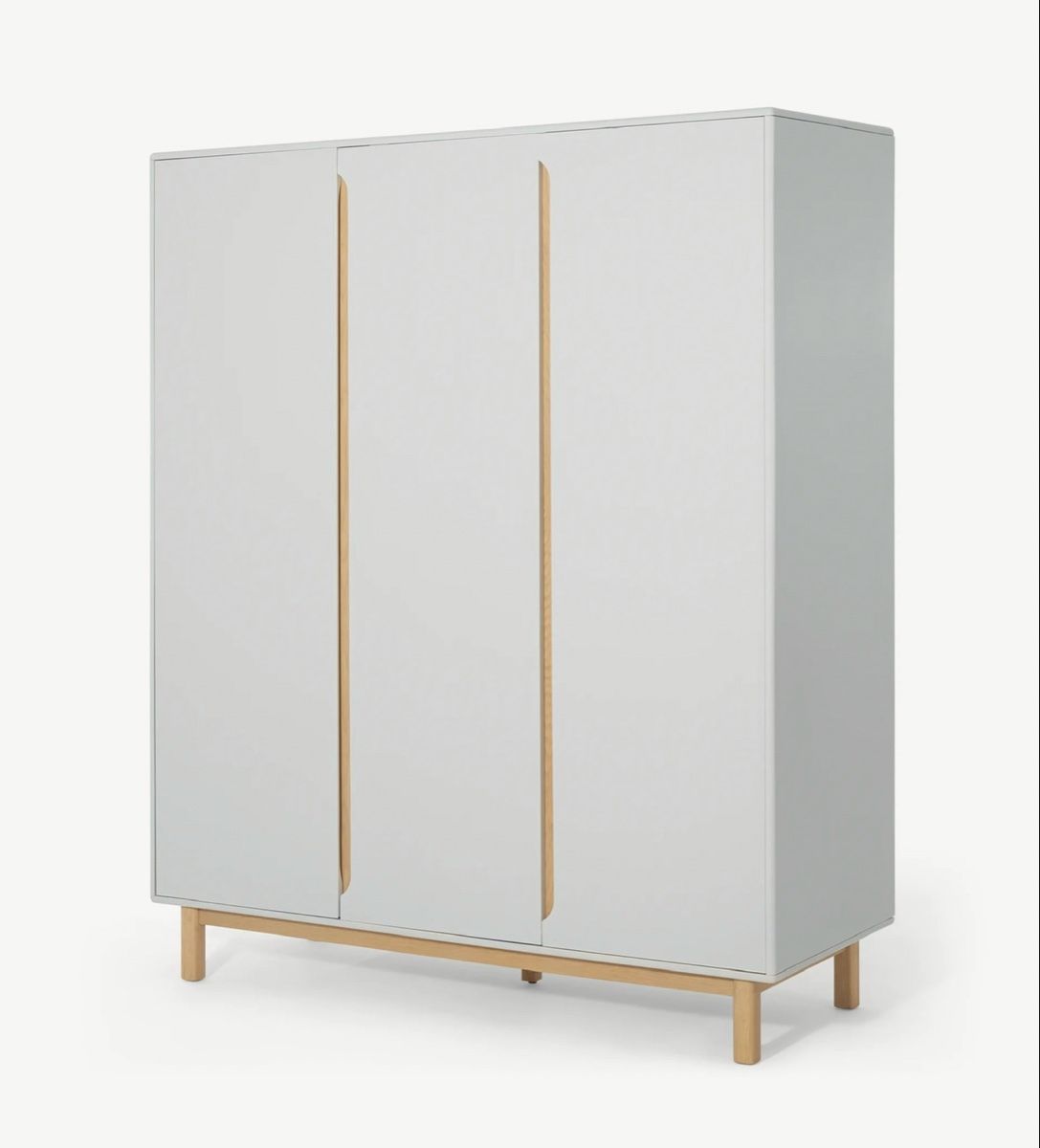 Armadi: Modern White 3-Door Wardrobe – Usato da Baden venduto da emi_55vx