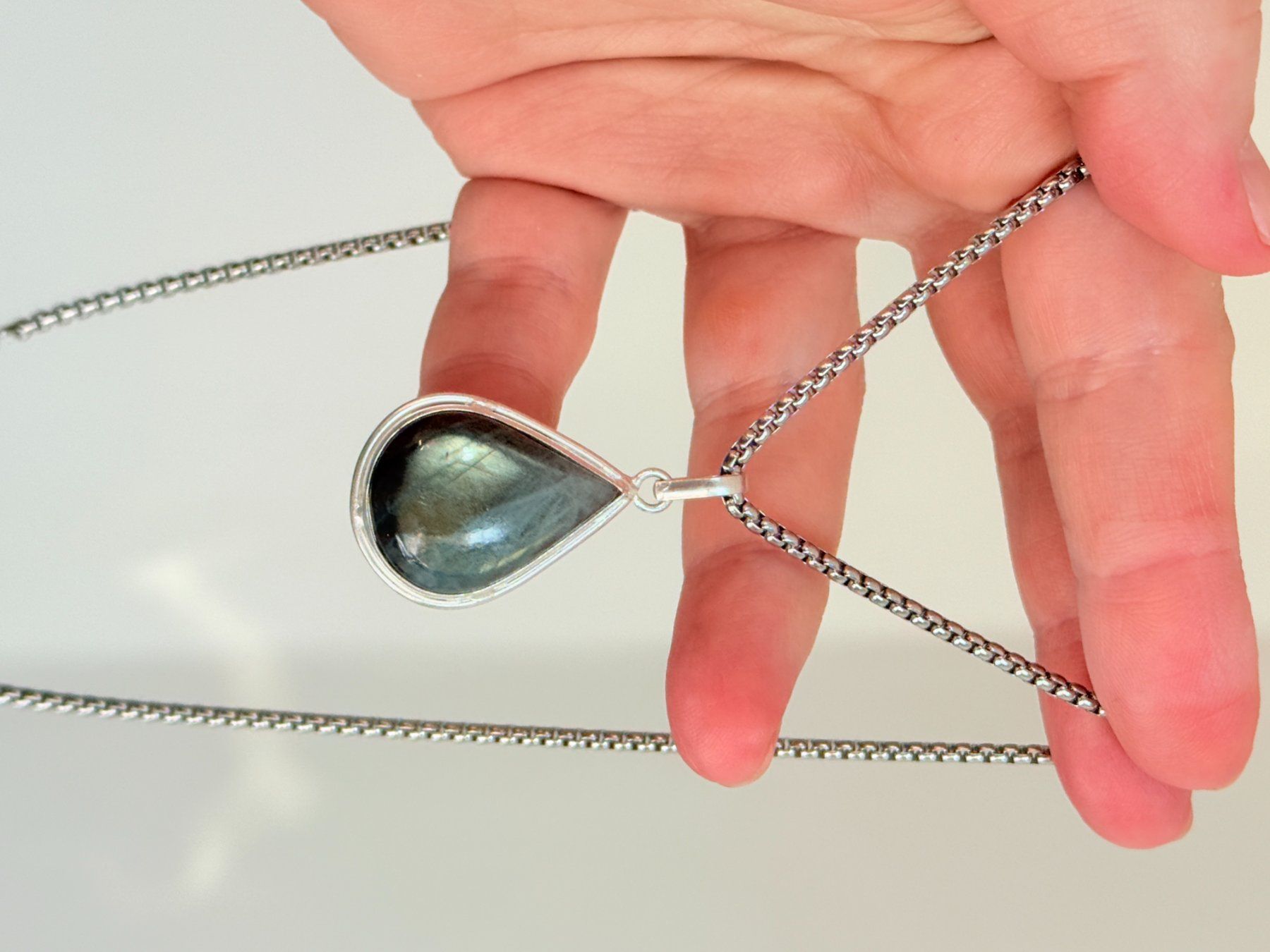 Ketten: Collier avec Pendentif Pierre de Lune, Élégant! – Neu und originalverpackt aus Genève von AGBERG 1