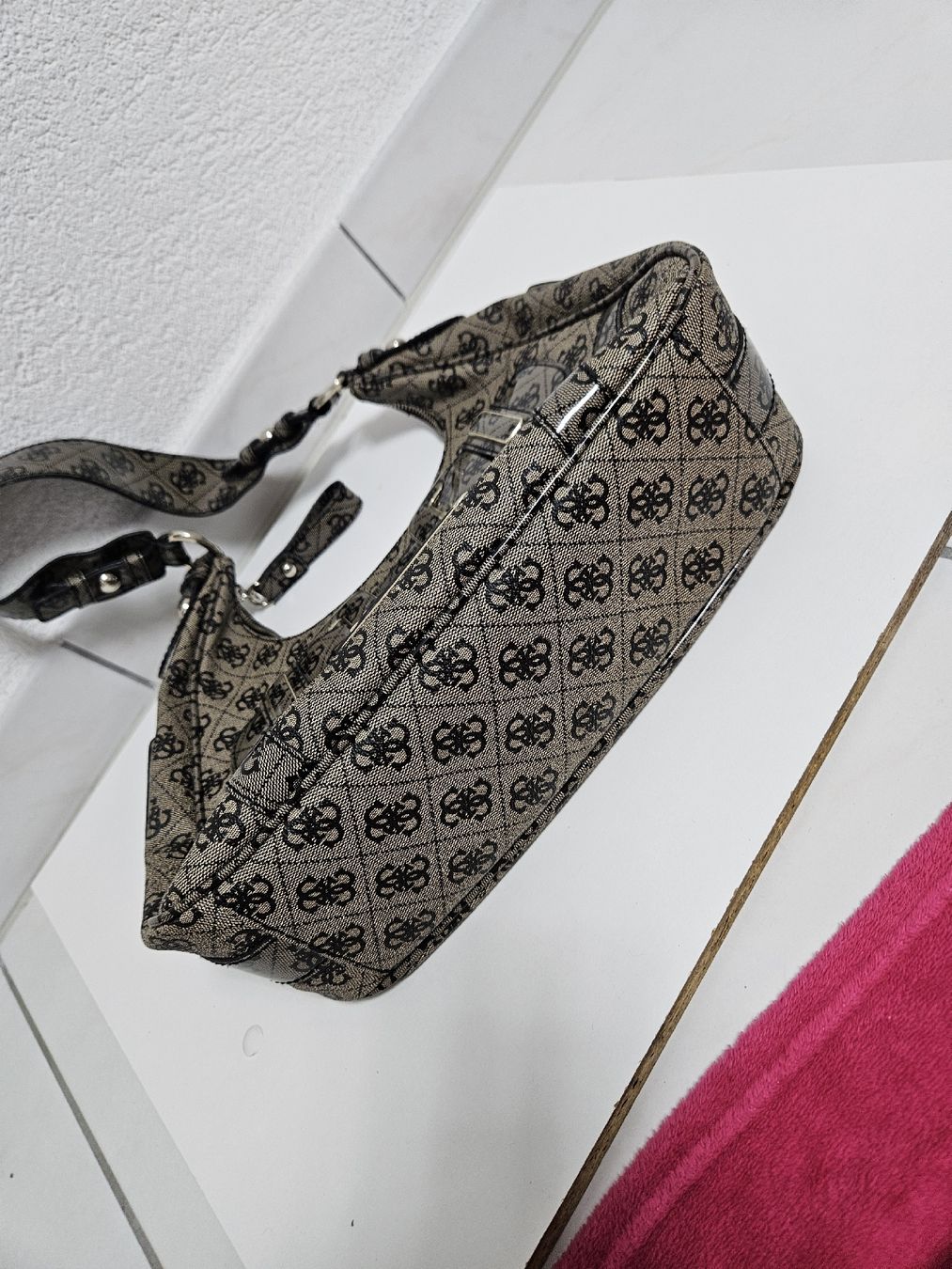 Borse da donna: Handtasche Guess braun mit Logo-Muster  – Usato da Schlieren venduto da Bestleo 8