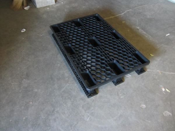 Pallets: Neue Kunststoffpaletten mit Kufen. – Nuovo (secondo la descrizione) da Kerns venduto da habri01