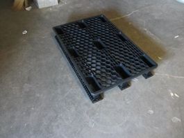 Neue Kunststoffpaletten mit Kufen.