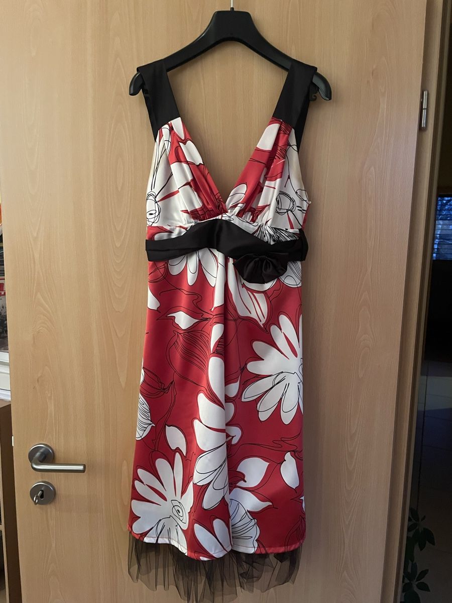 Kleider: Robe d'été rouge à fleurs - taille S - Chic et élégante – Gebraucht aus Montmollin von alexrey