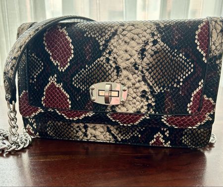 Stradivarius Tasche in Kroko-Optik