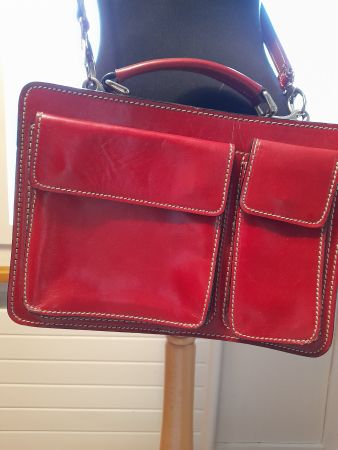 Tasche Leder, rot, leicht glänzend mit vielen Details