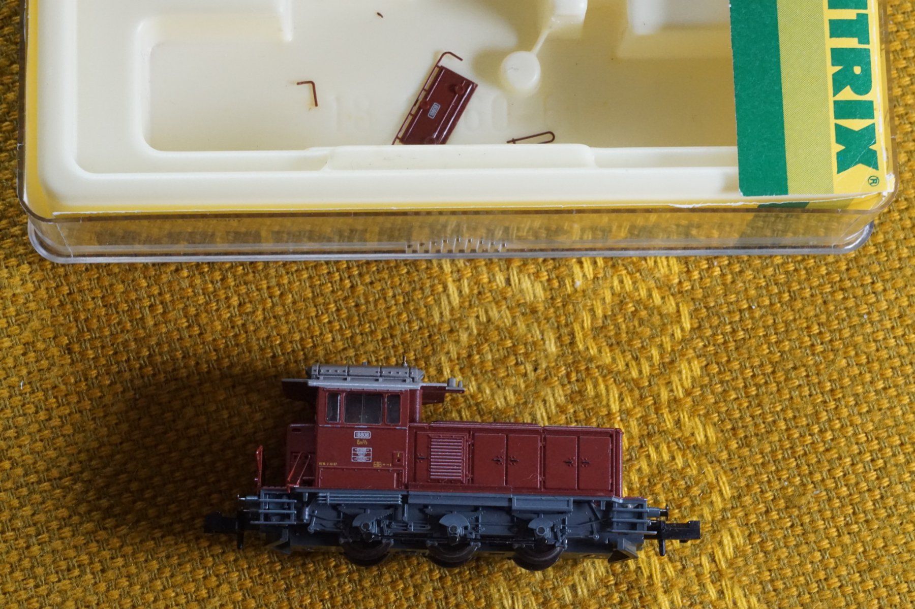 Trix Modelleisenbahnen: Minitrix Em 3/3 braun – Gebraucht aus Gränichen von iknow 1