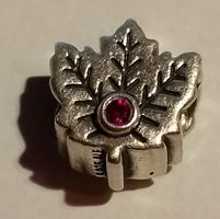 Pandora Charm Ahornblatt  mit rotem Stein