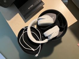 Kopfhoerer Over-Ear weiss mit Ladekabel und Case.
