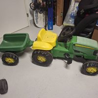 John Deere Trettraktor mit Anhänger