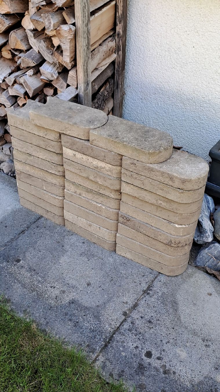 Rivestimenti per pavimenti: Rasenkantensteine – Usato da Egnach venduto da Huuler