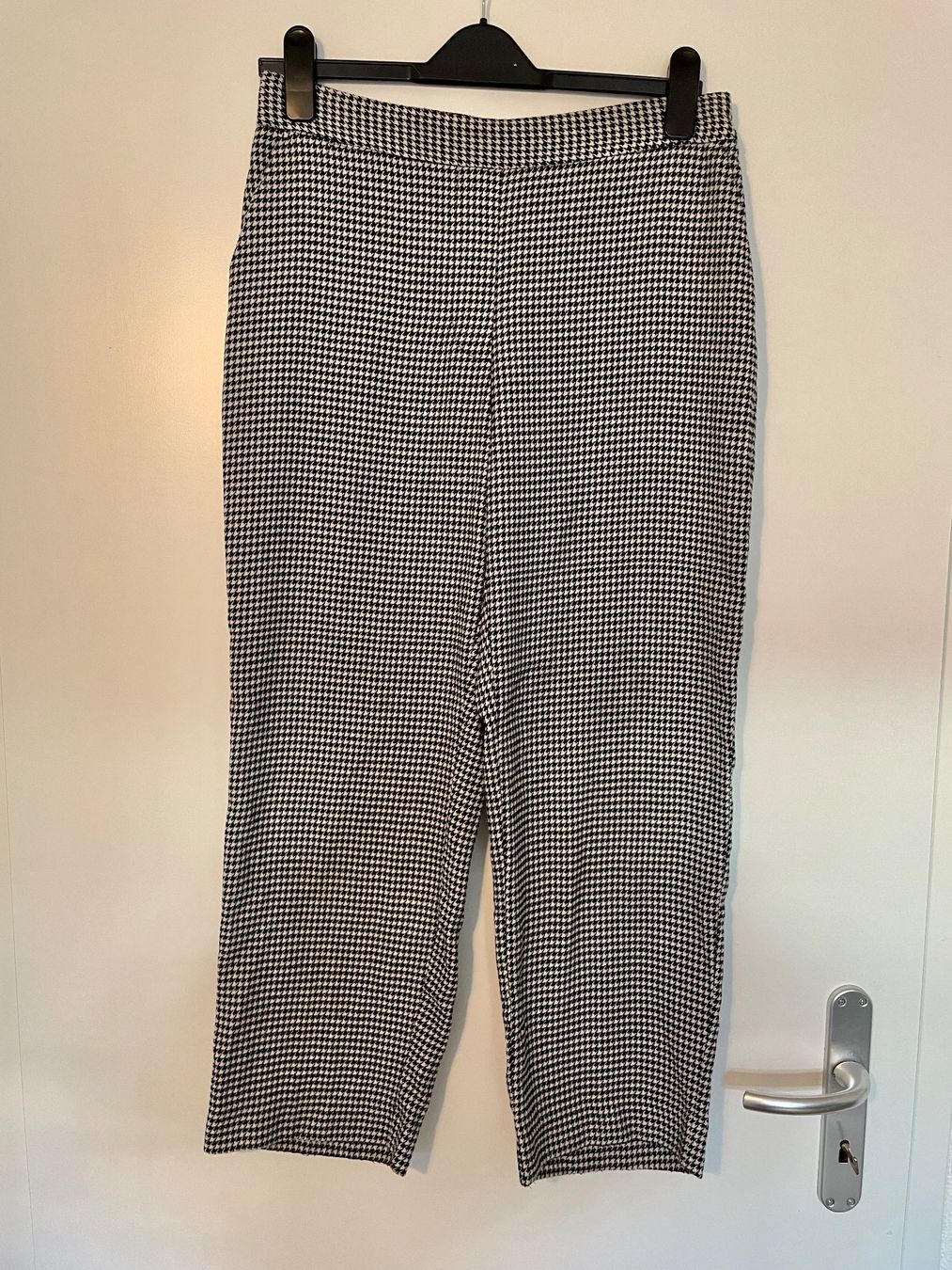 Zara Pantaloni: Tailored trousers – Usato da Roche VD venduto da closetcleanse